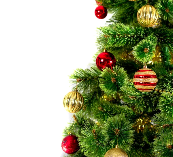 白い背景に飾られたクリスマスツリー — ストック写真