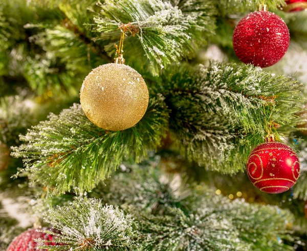 Zdobené vánoční strom na bílém pozadí — Stock fotografie
