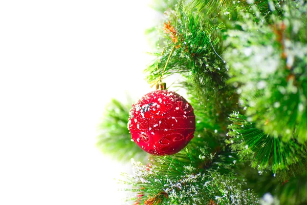 Διακοσμημένο χριστουγεννιάτικο δέντρο σε λευκό φόντο — Φωτογραφία Αρχείου