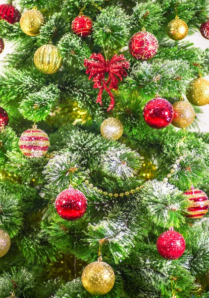 Versierde kerstboom op witte achtergrond — Stockfoto