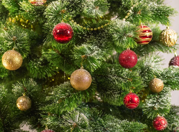 Geschmückter Weihnachtsbaum auf weißem Hintergrund — Stockfoto