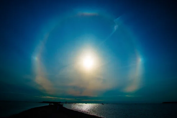 Schöne Wolken und Sonnenstrahlen auf einem Meer — Stockfoto