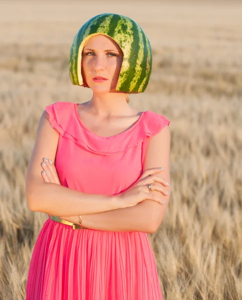 Женщина-модель с арбузом на голове — стоковое фото