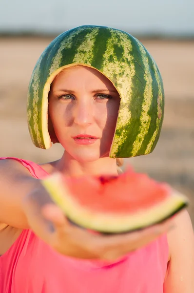 Žena model s melounem na hlavu — Stock fotografie