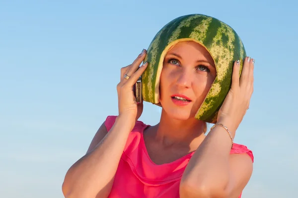 Modello donna con anguria sulla testa — Foto Stock