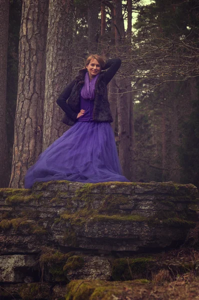 Frau im Wald mit violettem Kleid — Stockfoto