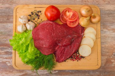 ham sığır etli sebze ahşap plaka üzerinde.