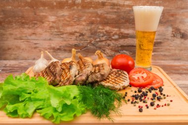 Tahtada sebzeli ızgara biftek..