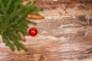 Bir ahşap dekorasyon ile Noel köknar ağacı