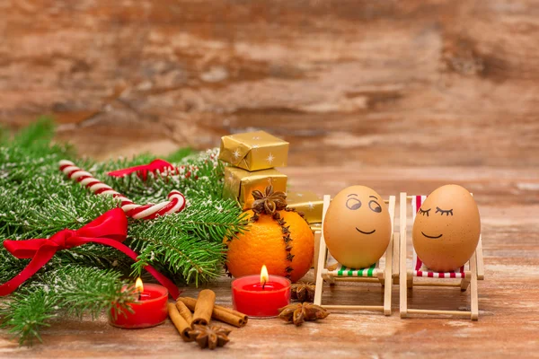 Uova divertenti, Natale, mandarino, regalo e candele — Foto Stock