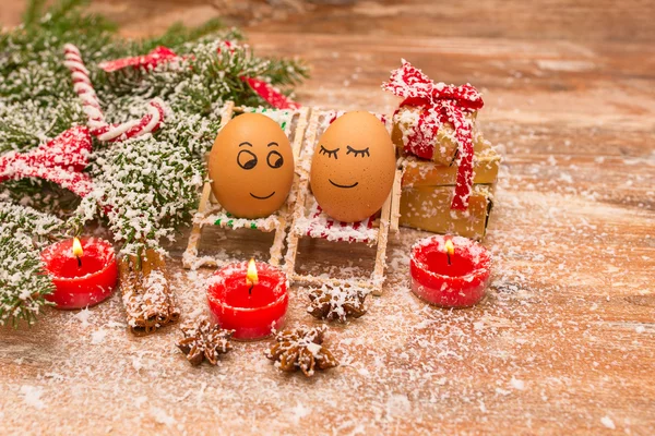 Lustige Eier, Weihnachten, Mandarine, Geschenk und Kerzen — Stockfoto