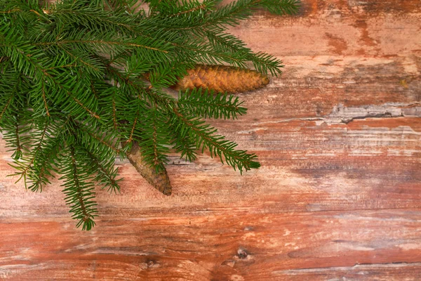 Árvore de abeto de Natal com decoração em uma madeira — Fotografia de Stock