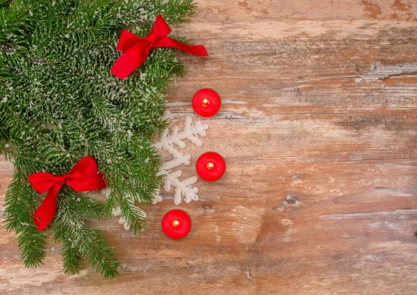 Tannenbaum mit Dekoration auf Holz — Stockfoto