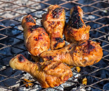 Kömür ızgara tavuk bacaklarına