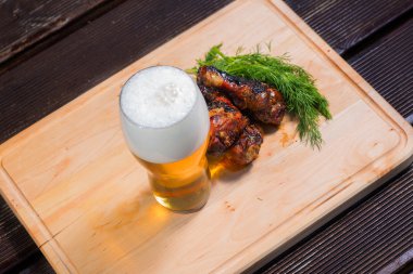 bira ve yeşil ile kavrulmuş tavuk