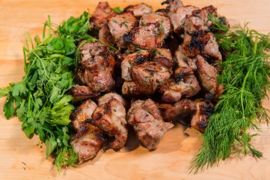 ahşap plaka üzerinde ızgara et