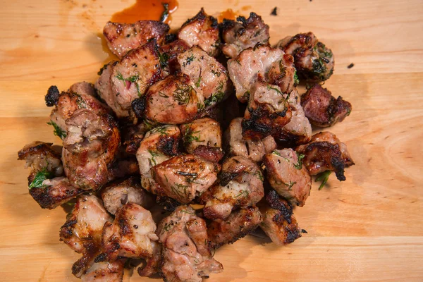 Carne alla griglia su un piatto di legno — Foto Stock