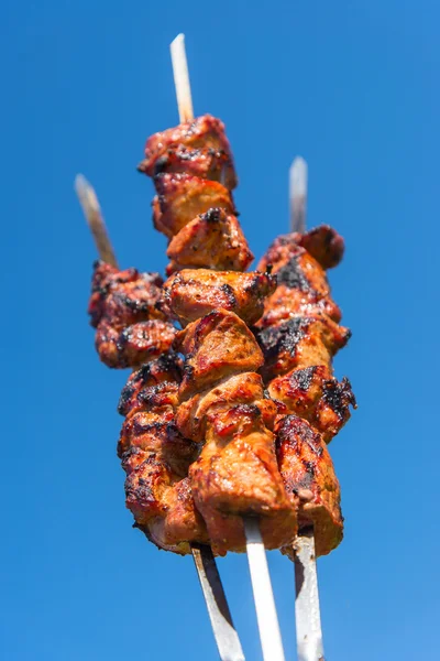 Grillfleisch und blauer Himmel — Stockfoto