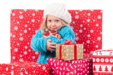 Küçük kız Noel hediye kutuları çevresinde