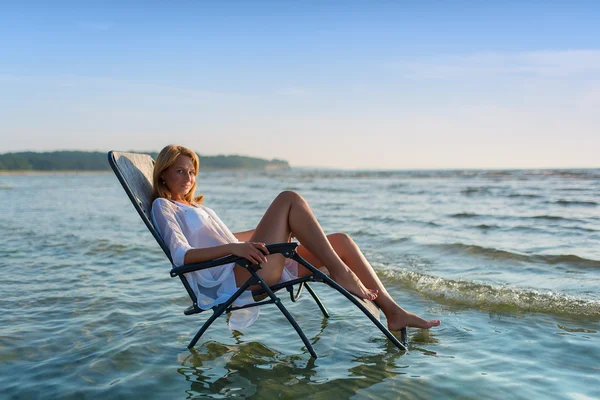Jovem mulher em maiô sexy relaxante na praia — Fotografia de Stock