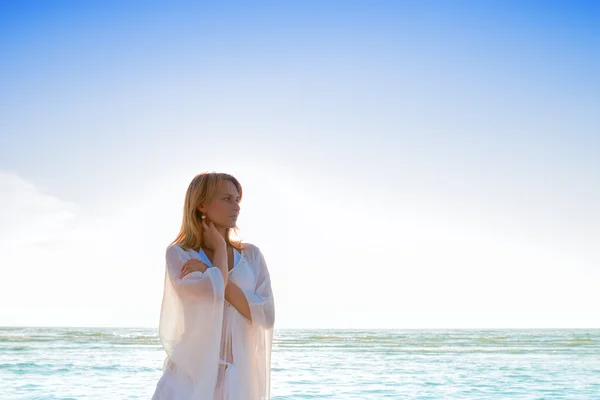 Junge Frau im sexy Badeanzug entspannt am Strand — Stockfoto