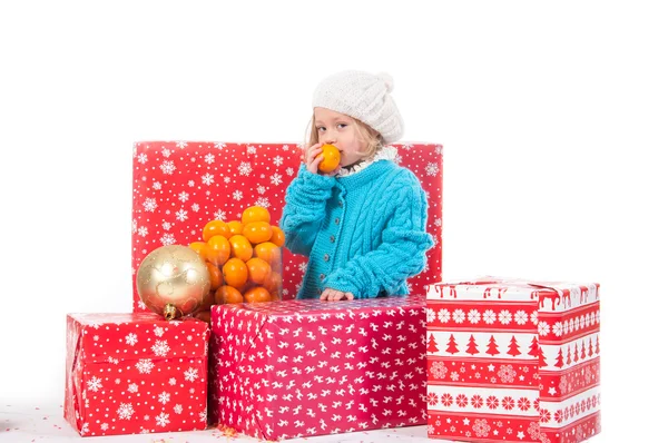 Αστεία κοριτσάκι γύρω από κιβώτια δώρων Χριστουγέννων — Φωτογραφία Αρχείου