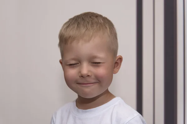 Boy smiling portrait with closed eyes — Stock Photo, Image