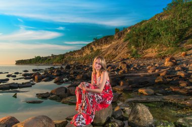 kadın beyaz bikini bir denizde günbatımında poz