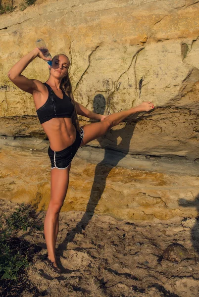 Sahilde egzersiz yaparak çekici genç kadın — Stok fotoğraf