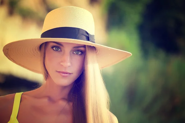 Portret van vrouw met een warmte-licht — Stockfoto