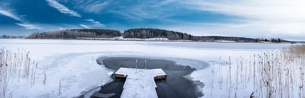 Neve e lago congelado na Finlândia — Fotografia de Stock