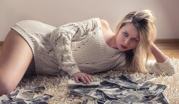 Sarışın kadın beyaz halı üzerinde pijama — Stok fotoğraf