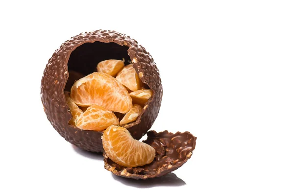 Bola de chocolate com nozes e laranja — Fotografia de Stock