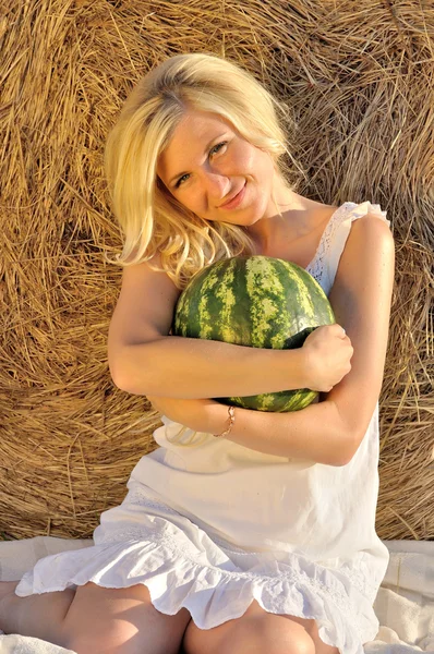 Mulher feliz posando com melancia — Fotografia de Stock
