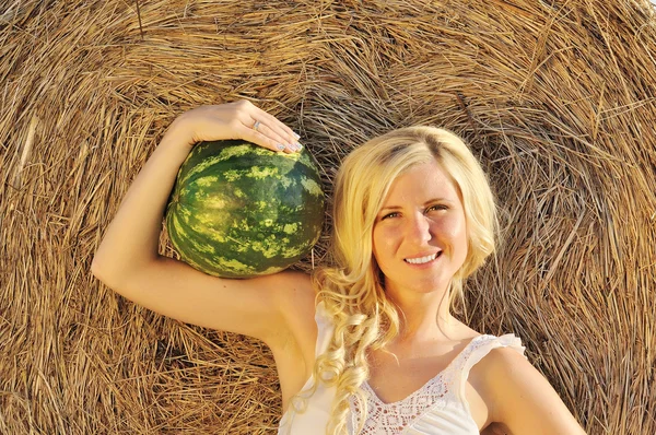 Lycklig kvinna poserar med vattenmelon — Stockfoto