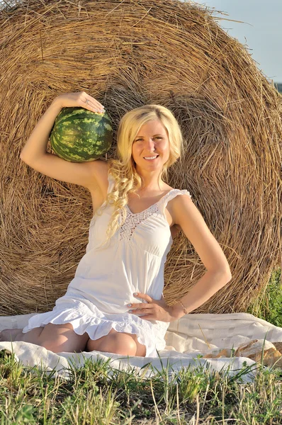 Boldog nő pózol a görögdinnye — Stock Fotó