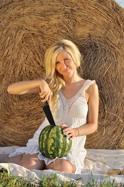 Šťastná žena pózuje s meloun — Stock fotografie