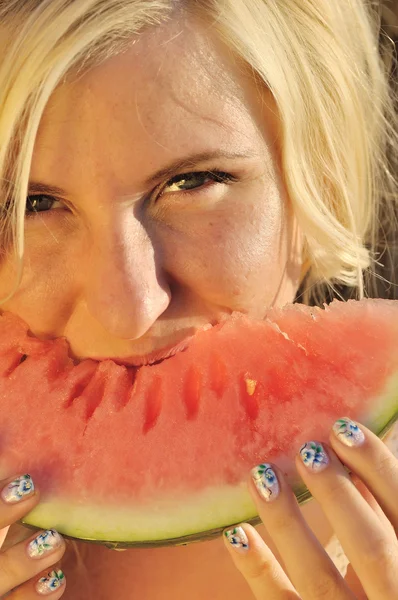 Portrait of a beautiful woman eating watermelon — Stock Photo, Image