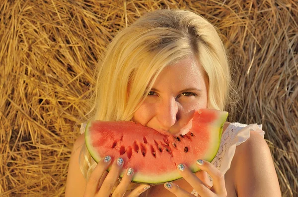 一个美丽的女人，吃西瓜的肖像 — 图库照片