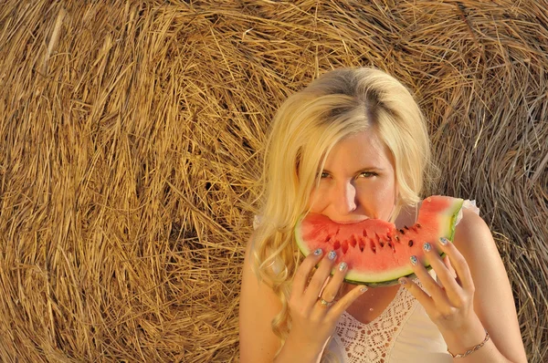 Porträt einer schönen Frau, die Wassermelone isst — Stockfoto