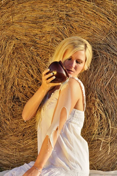 Glückliche Frau trinkt Milch aus Krug oder Topf — Stockfoto