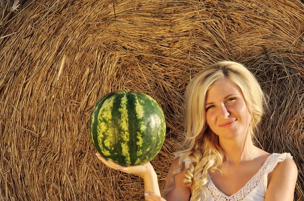 Glückliche Frau posiert mit Wassermelone Stockbild