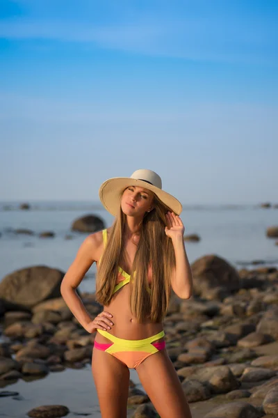 Retrato de mulher com uma luz de calor — Fotografia de Stock