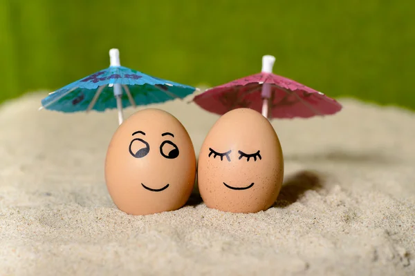 Vtipné velikonoční vajíčka pod deštníkem — Stock fotografie