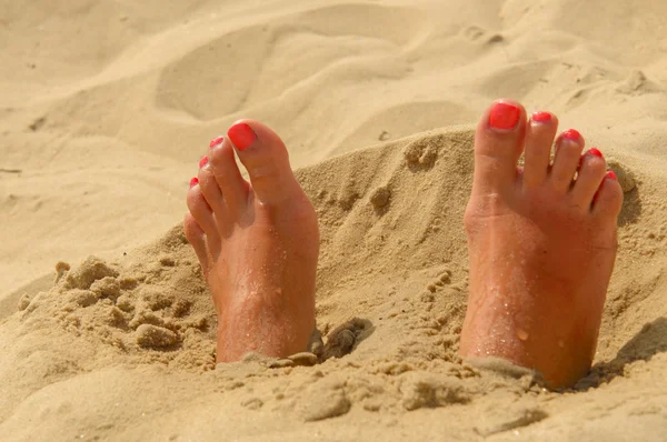 Mulher pés na areia — Fotografia de Stock