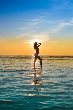 kadın beyaz bikini bir denizde poz