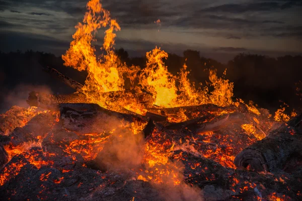 Краєвид з багаттям, ніч і гаряче полум'я . — стокове фото