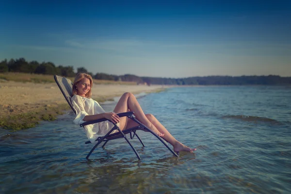 Junge Frau im sexy Badeanzug entspannt am Strand — Stockfoto