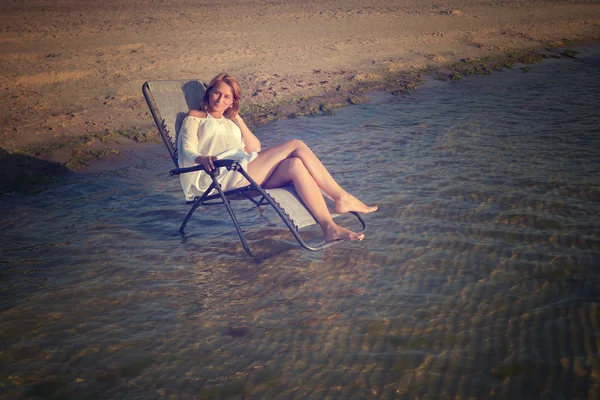 Junge Frau im sexy Badeanzug entspannt am Strand — Stockfoto