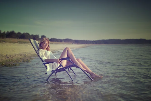 Jonge vrouw in sexy badpak ontspannen op het strand — Stockfoto